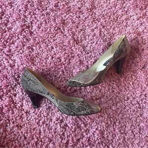 Stuart Weizman Elegant Black and White Women's Heels